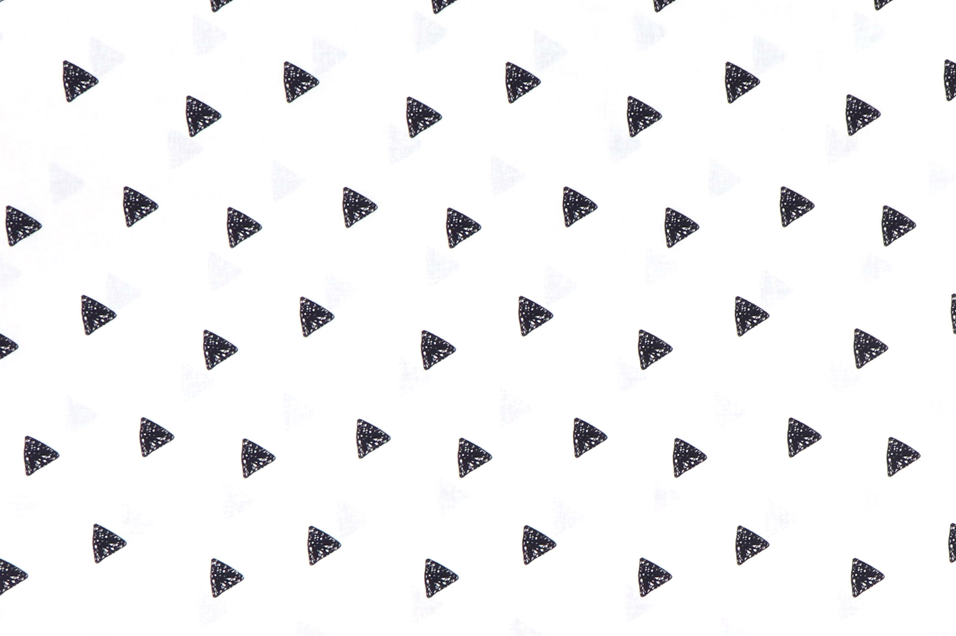 Popeline di cotone, triangoli neri su fondo bianco