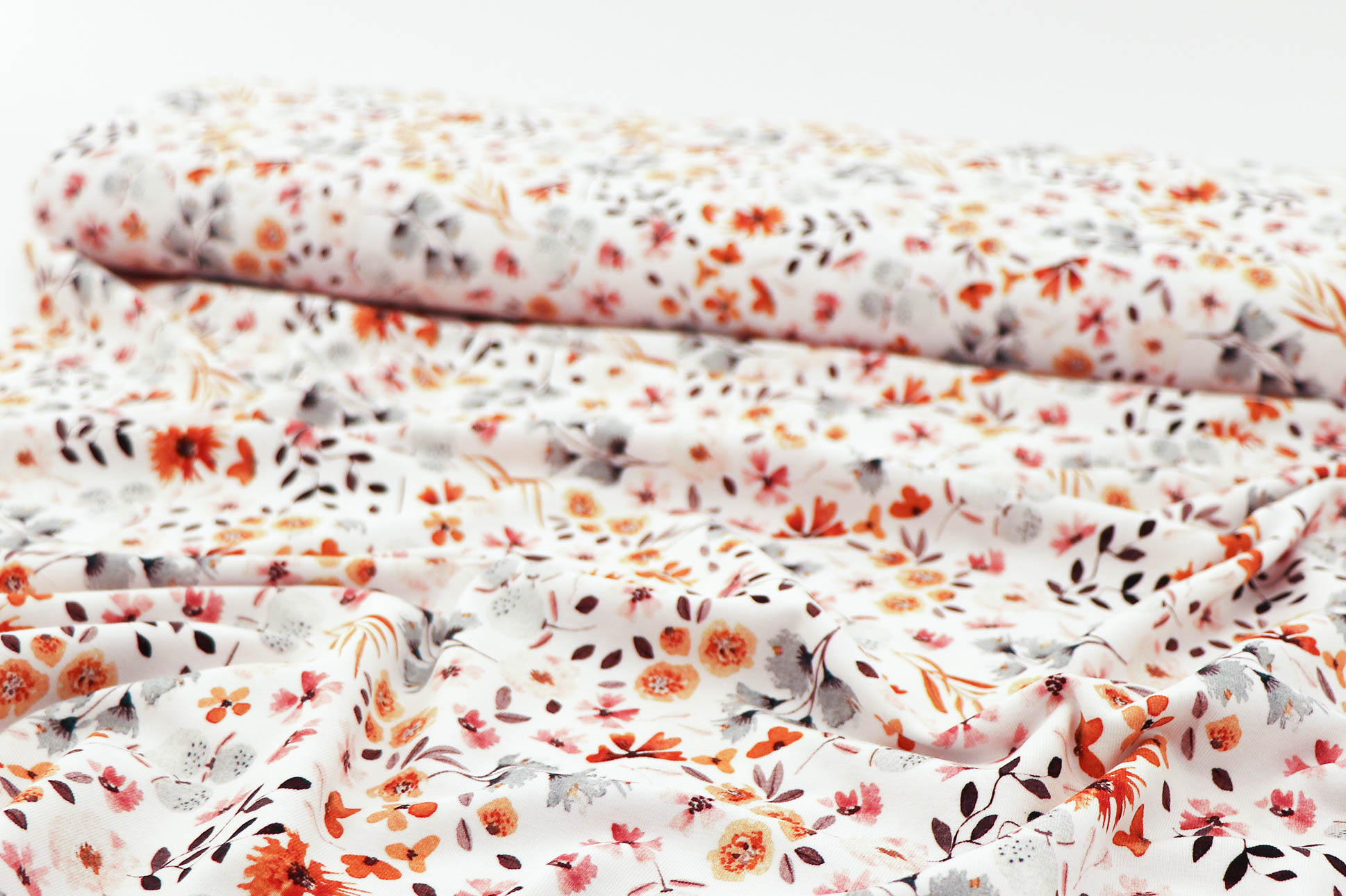 Jersey di cotone, fiori e foglie in colori ad acquerello su bianco